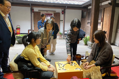 図2：日本棋院の常務理事である青木喜久代八段（55歳）と韓国チームのコーチである吴政娥五段（30歳）も共に検討に参加した。